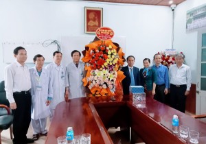 ĐẠI DIỆN UBND TỈNH QUẢNG NAM ĐÃ TỚI THĂM VÀ TẶNG QUÀ ĐỘI NGŨ Y BÁC SĨ BỆNH VIỆN ĐKKVMNPB QUẢNG NAM NHÂN NGÀY 27/2